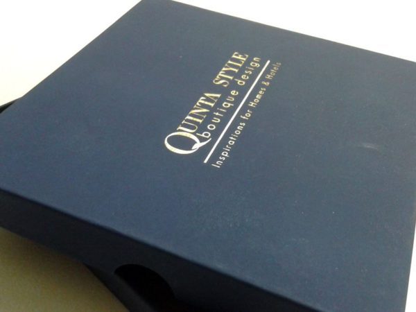 caixa com gravação a ouro